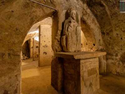 C�� da dire che la grotta nel corso dei secoli ebbe pi� volte la funzione di rifugio, come ad esempio durante le invasioni barbariche dei Goti nel V secolo e dei Saraceni nell�VIII secolo